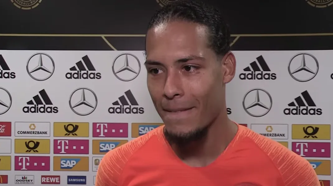 Van Dijk over scheidsrechter: 'Hij was zijn moeder verloren en brak in tranen uit'