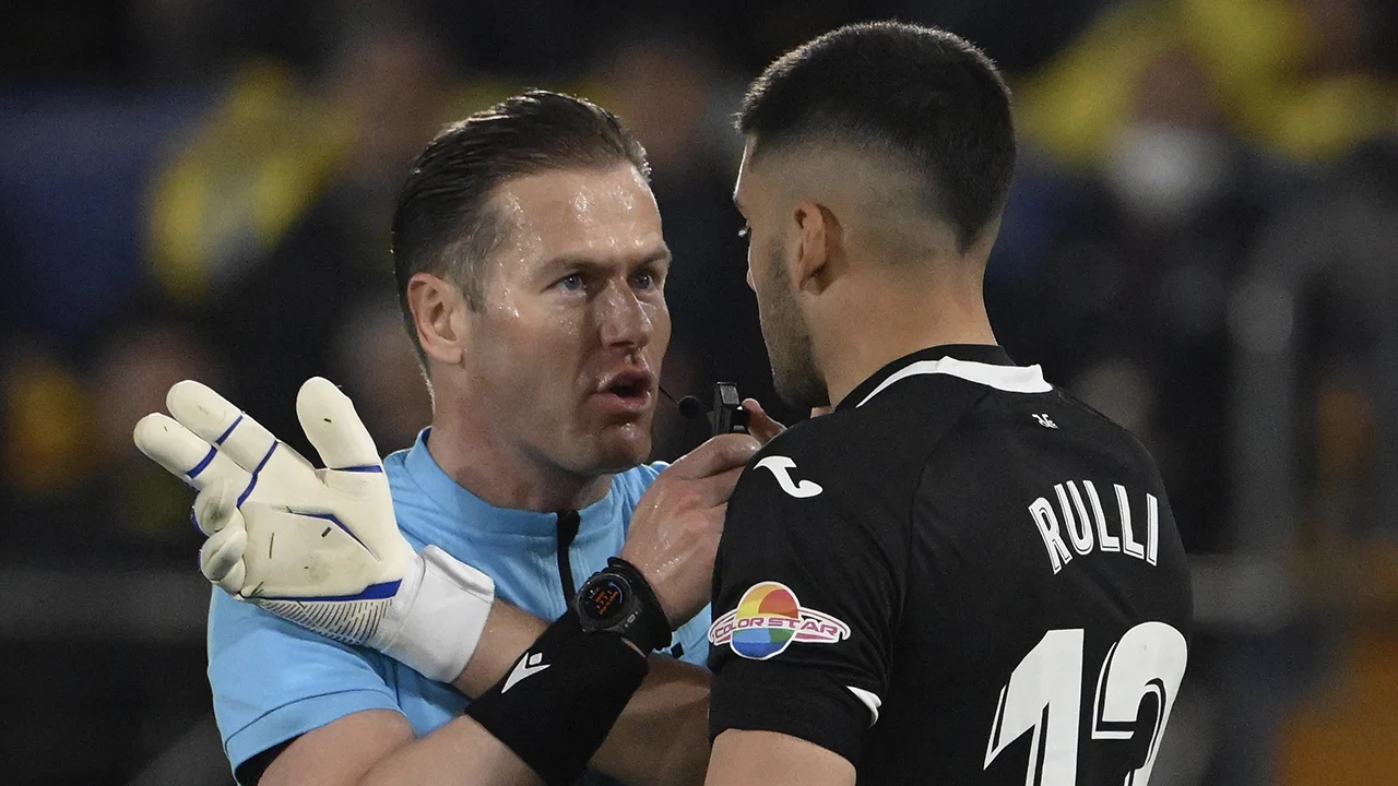 Voorzitter Villareal woedend op Makkelie: 'Hij kan het niveau niet aan'