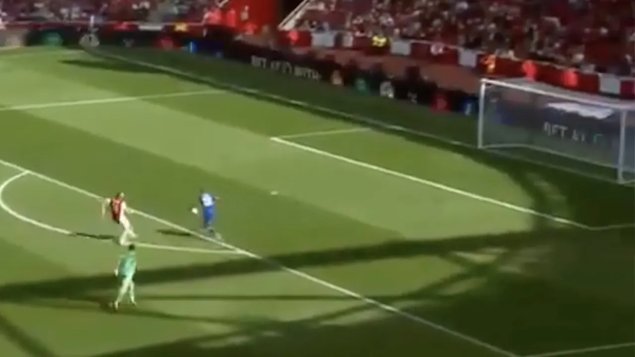 VIDEO: Ziyech omspeelt Leno, maar mist levensgrote kans voor Chelsea