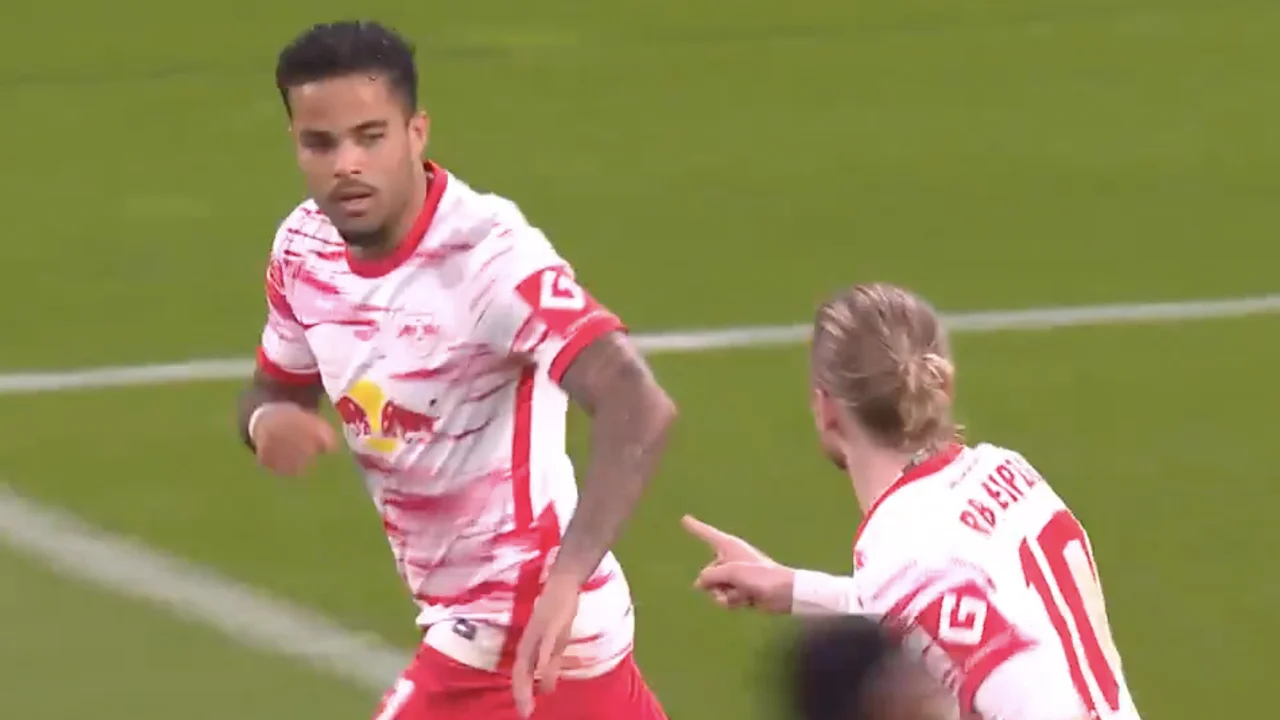 VIDEOGOAL: Kluivert stuurt Wolfsburg-defensie het bos in en scoort prachtig