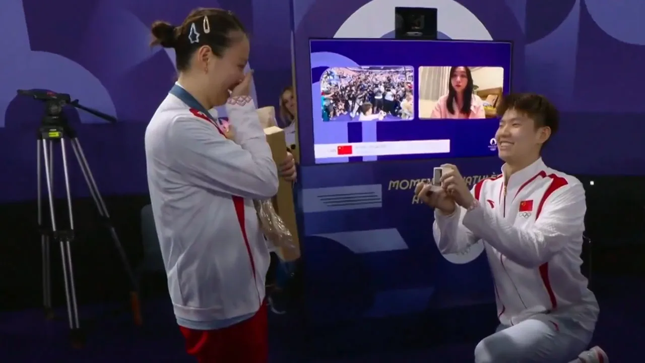 Video: Chinese badmintonner vraagt dubbelpartner ten huwelijk na gouden medaille op Spelen