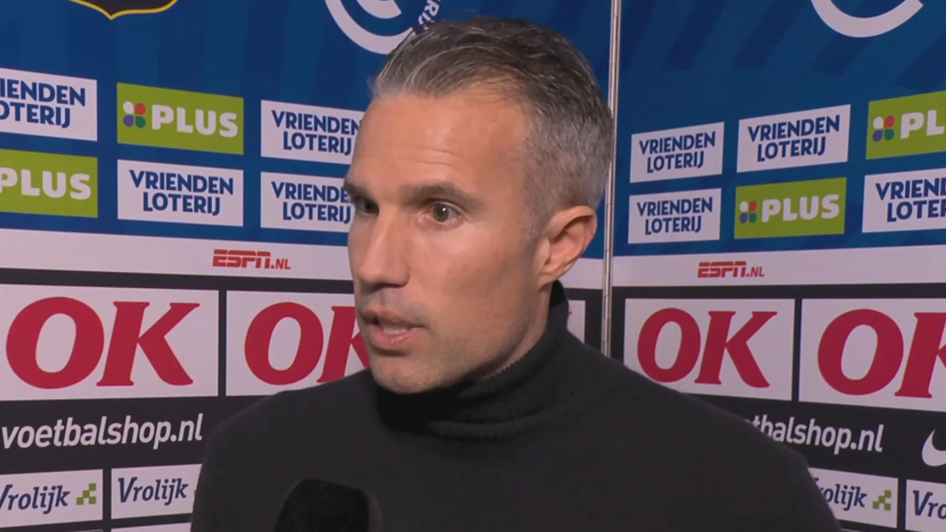 Spreekkoren van Feyenoord-fans laten Robin van Persie koud: 'Ik geloof in mezelf'