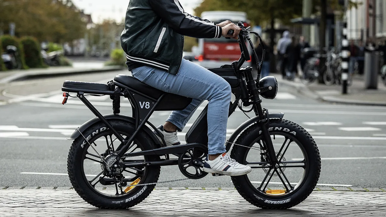 Hardlopende vrouwen door jongens op fatbikes op billen geslagen in Amsterdam