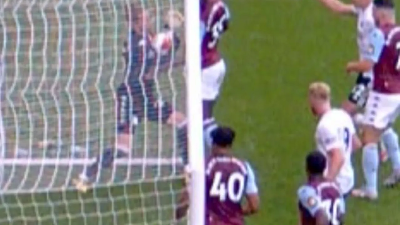 BIZAR! Glaszuivere Sheffield-goal wordt ondanks doellijntechnologie én VAR niet toegekend