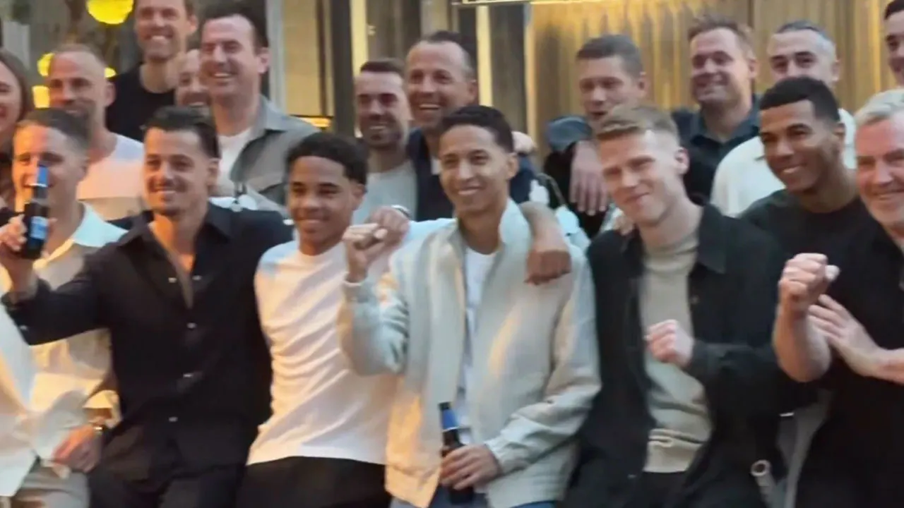 Foto’s: PSV-selectie viert feest na het winnen van de landstitel