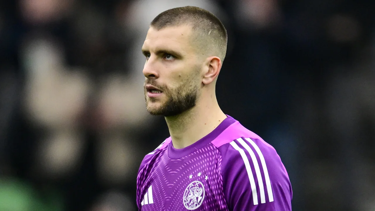 'Welke idioot heeft Maarten Paes naar Ajax gehaald? Dat is een waardeloze keeper!'