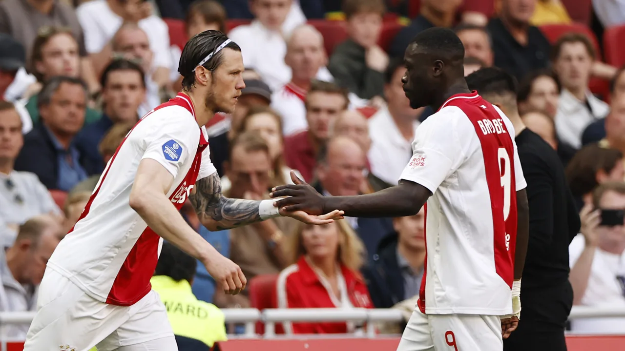 'Je kan het toch niet meer verkopen om tegen NEC weer te beginnen met Brobbey?'