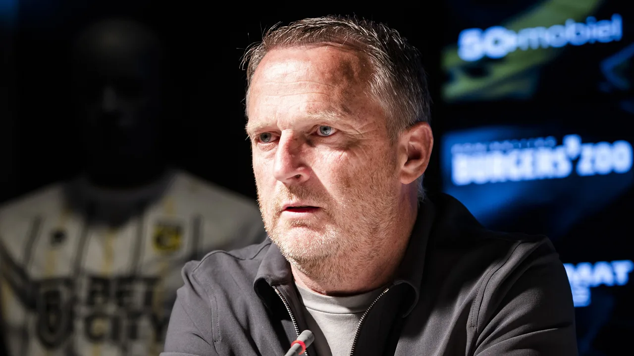 Vitesse breekt met John van den Brom: 'Ik ben verschrikkelijk boos'