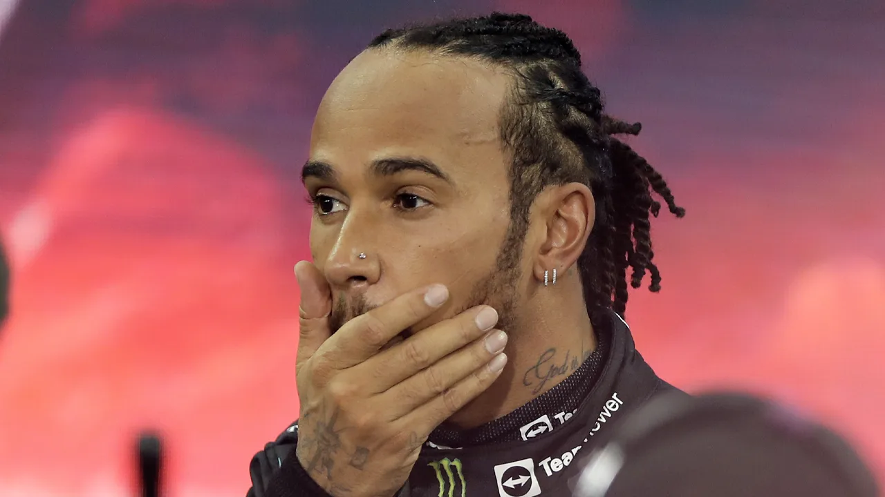 Mercedes moet boete betalen voor neuspiercing Hamilton: 'Kwam bloed en pus uit'