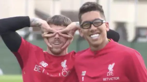 Firmino verschijnt op training met ‘Edgar Davids-bril’