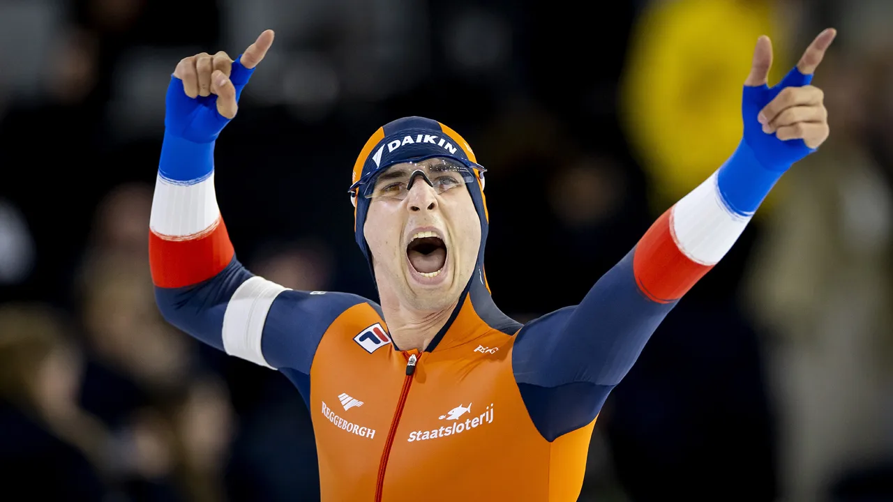 Jenning de Boo verslaat Jordan Stolz en opent WK sprint met zege en baanrecord op 500 meter