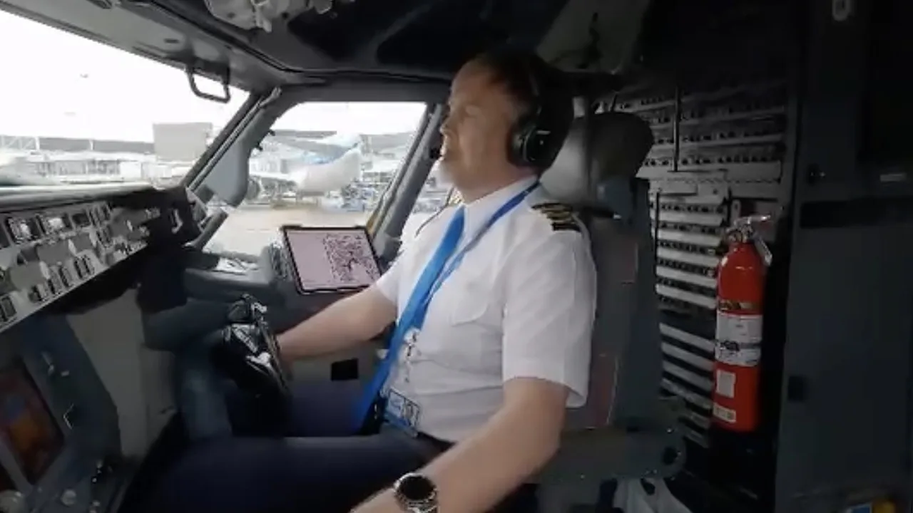 Video: Koning Willem-Alexander maakt laatste vlucht als piloot in Boeing 737