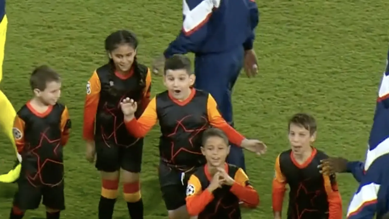 Video: piepjonge mascottes worden helemaal gek bij het zien van Messi