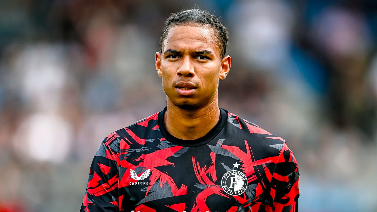 Stengs weken uit roulatie bij Feyenoord door operatie aan knie