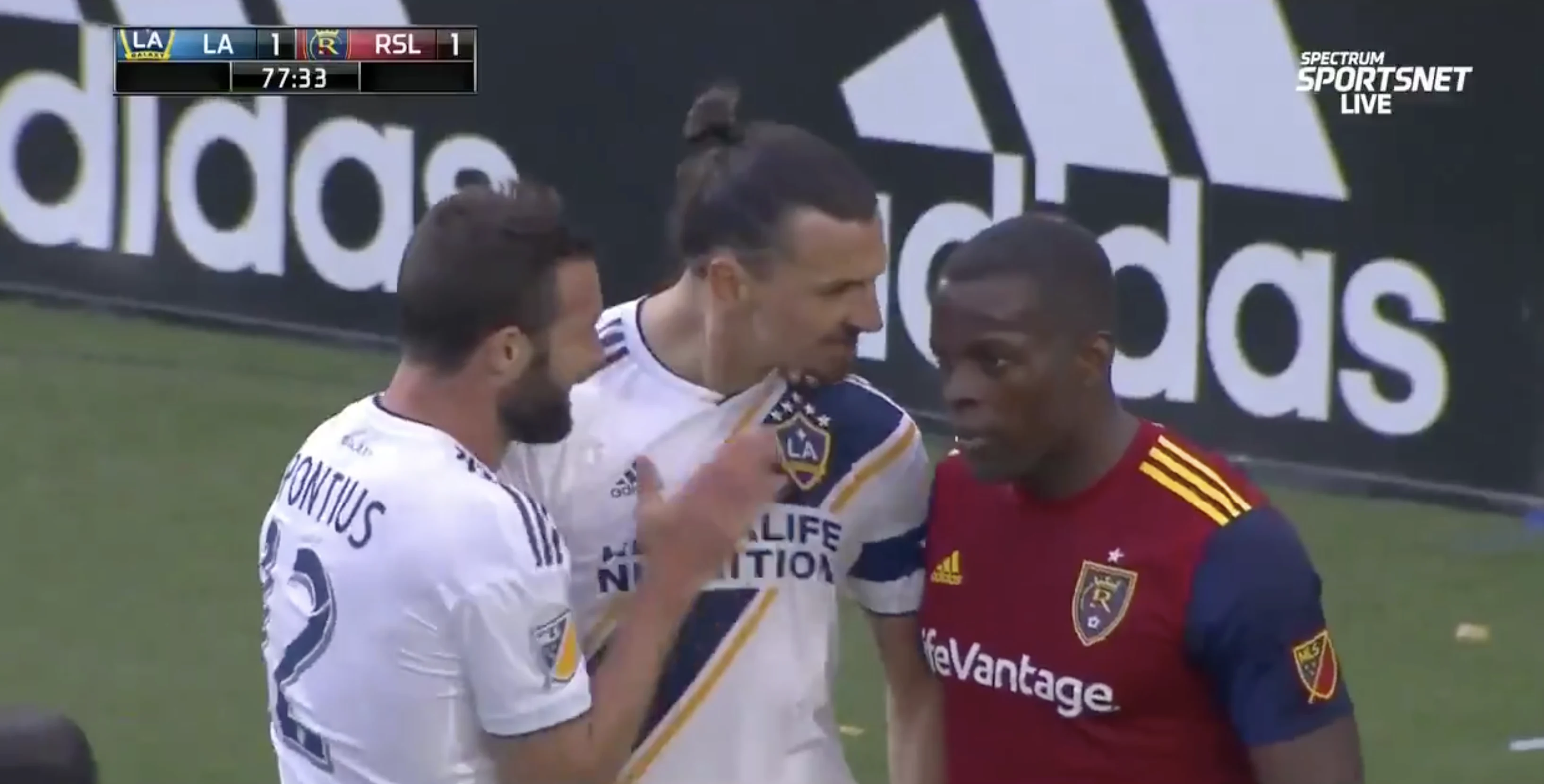 Ibrahimović scoort winnende goal en daagt directe tegenstander uit