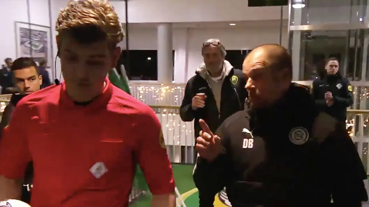 Buijs woest op scheidsrechter Kooij: 'G*dverdomme, je naait ons al vier keer dit seizoen!'