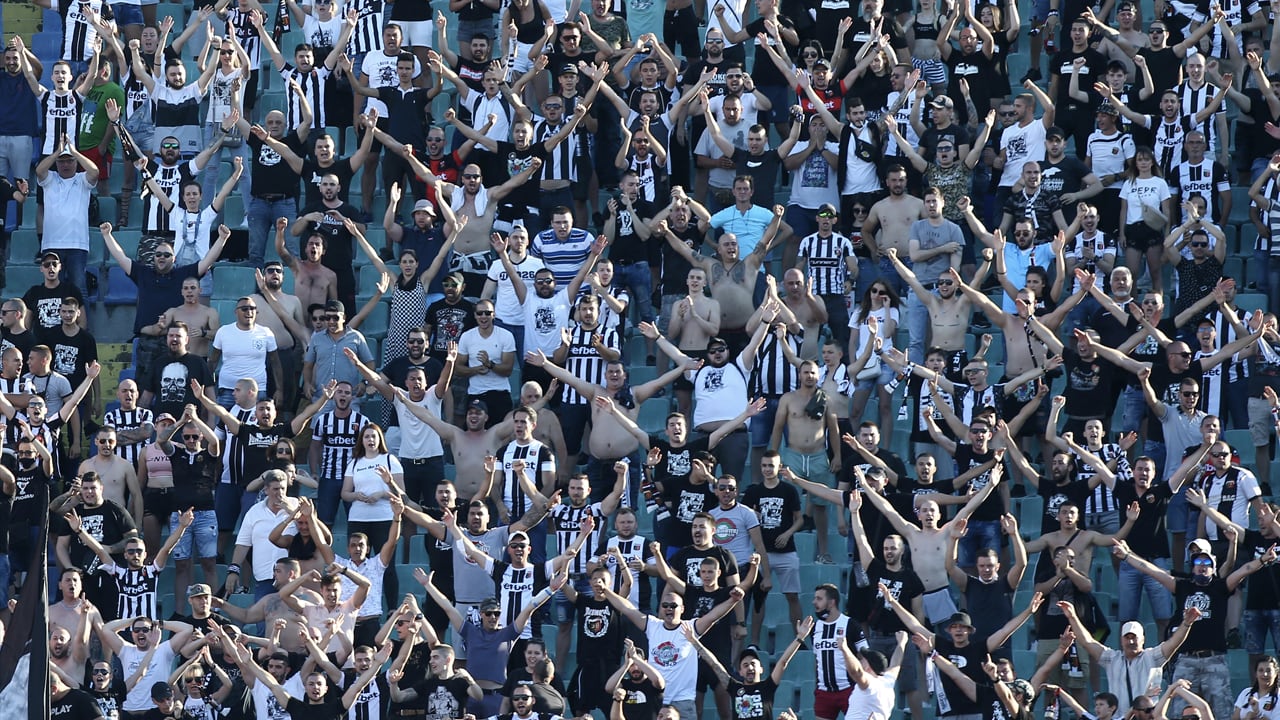 Bulgaarse voetbalfans negeren massaal coronaregels