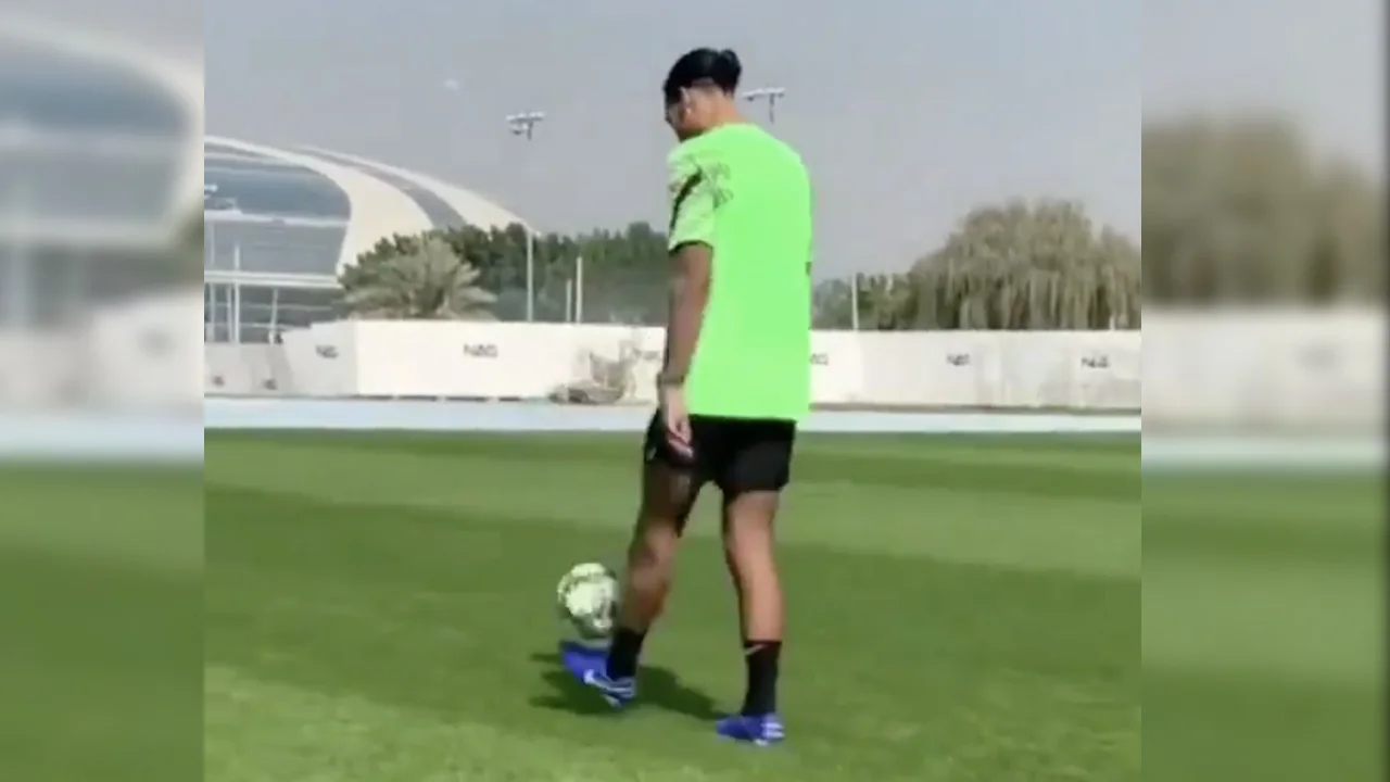 Virgil van Dijk weer met bal op het trainingsveld