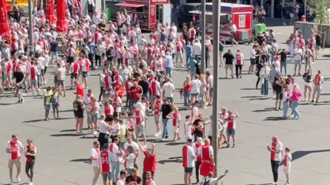 Video: Luid gejuich in Amsterdam na vroege voorsprong van Feyenoord op PSV
