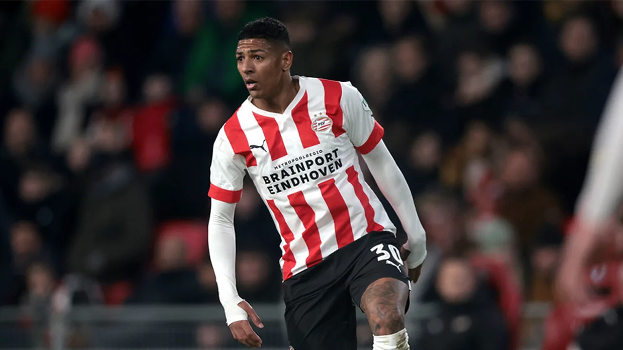'PSV slaat belangrijke slag met contractverlenging Van Aanholt'