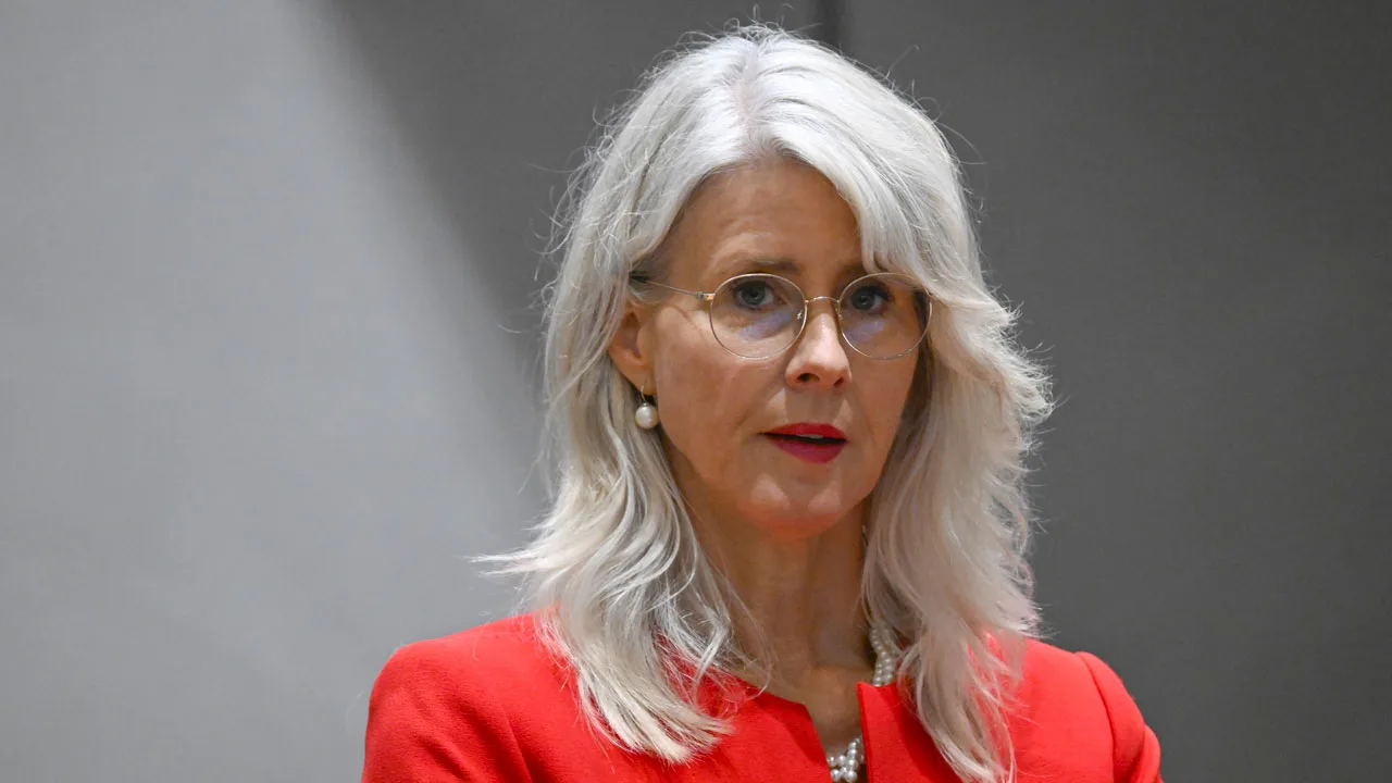 Keijzer trekt aan de rem: nareizigers eerder bij familie in plaats van in azc