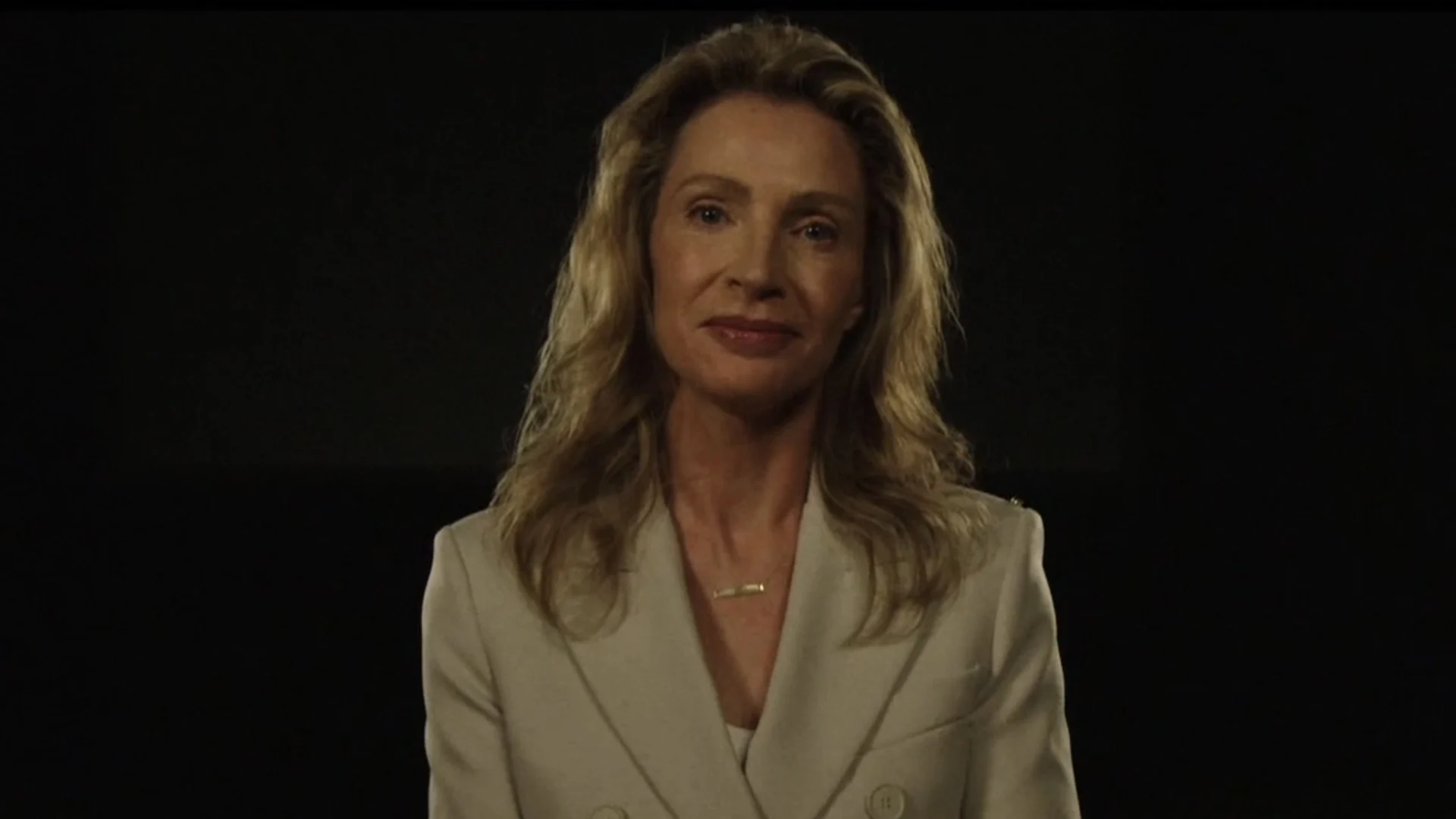 Video: Astrid Holleeder stapt uit anonimiteit en laat gezicht zien op tv