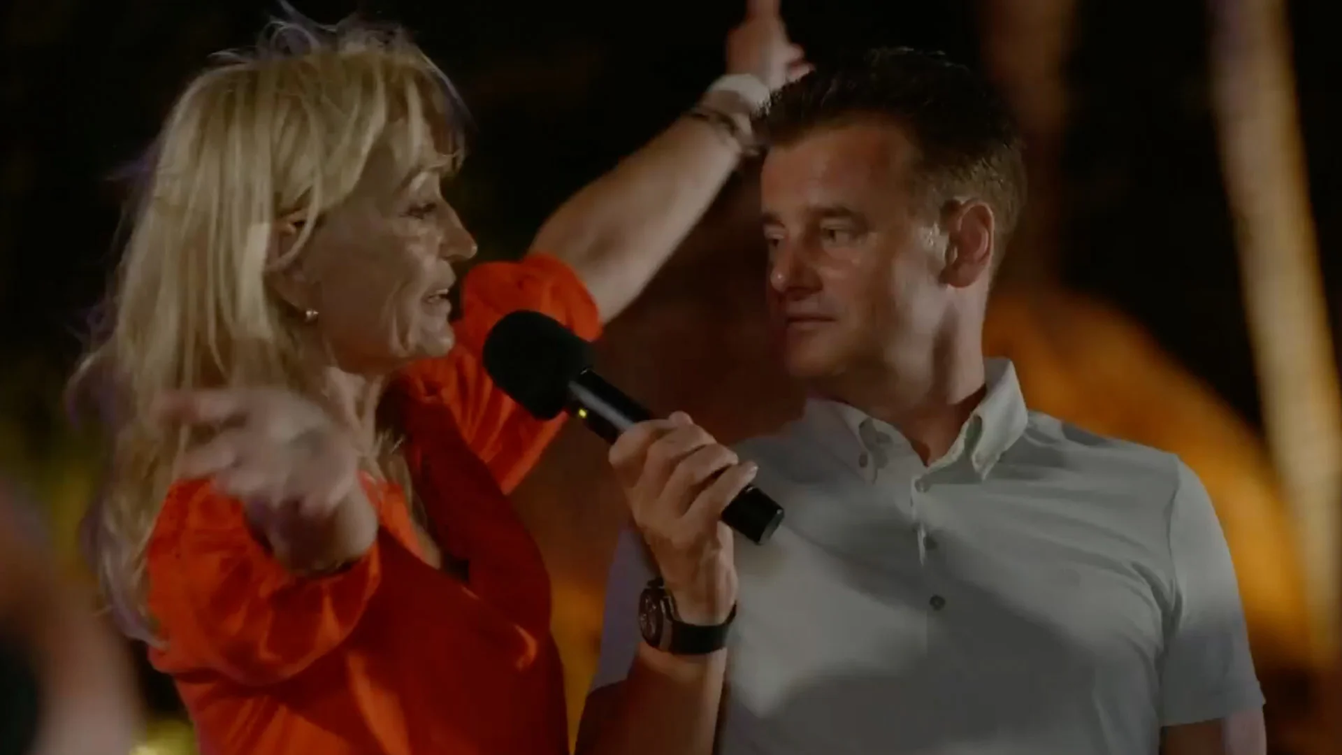 Wilfred Genee houdt karaokeavond met Mi Dushi-gasten: ‘Je kan niet zingen? Ik ook niet!’