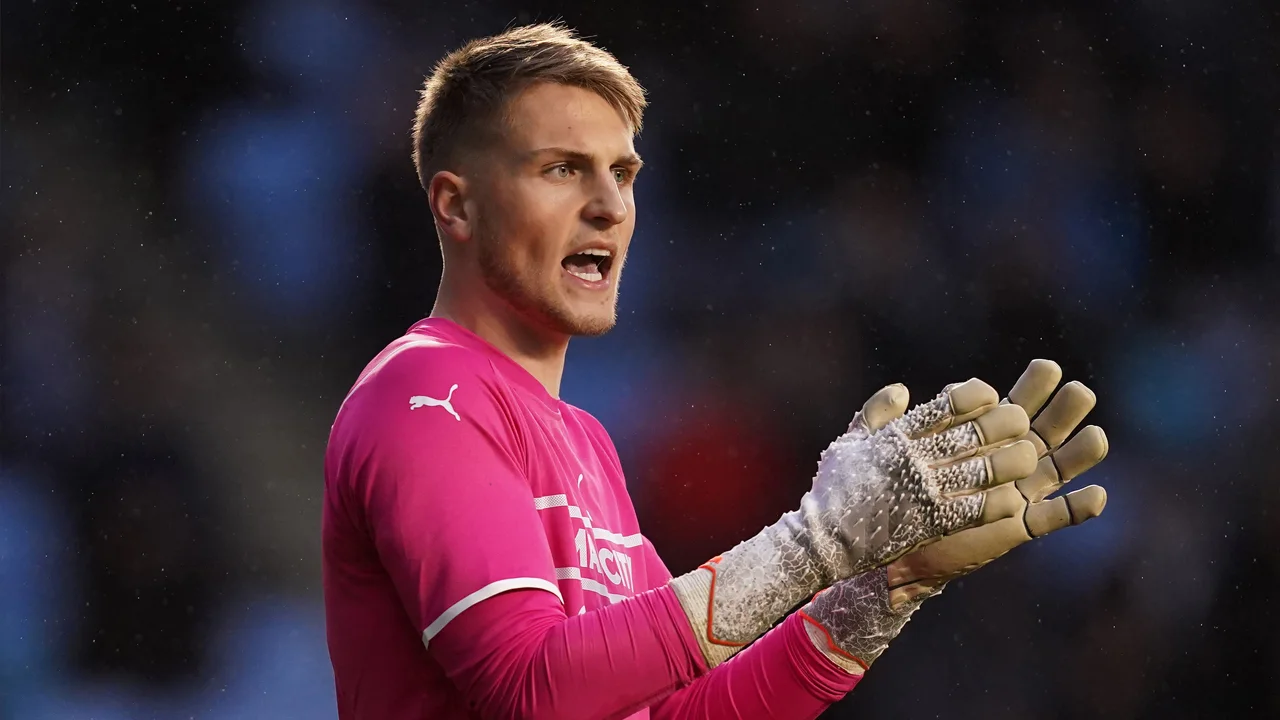 Officieel: Feyenoord presenteert doelman Mikki van Sas