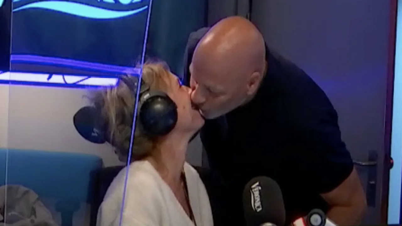 Nieuwslezeres ten huwelijk gevraagd in radiostudio