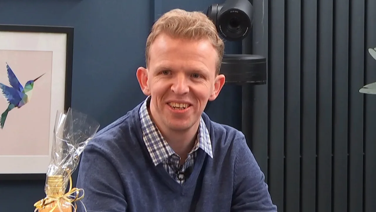 Kijkers spotten Dirk Kuijt in Lang Leve de Liefde: ‘Krijg nou wat!’