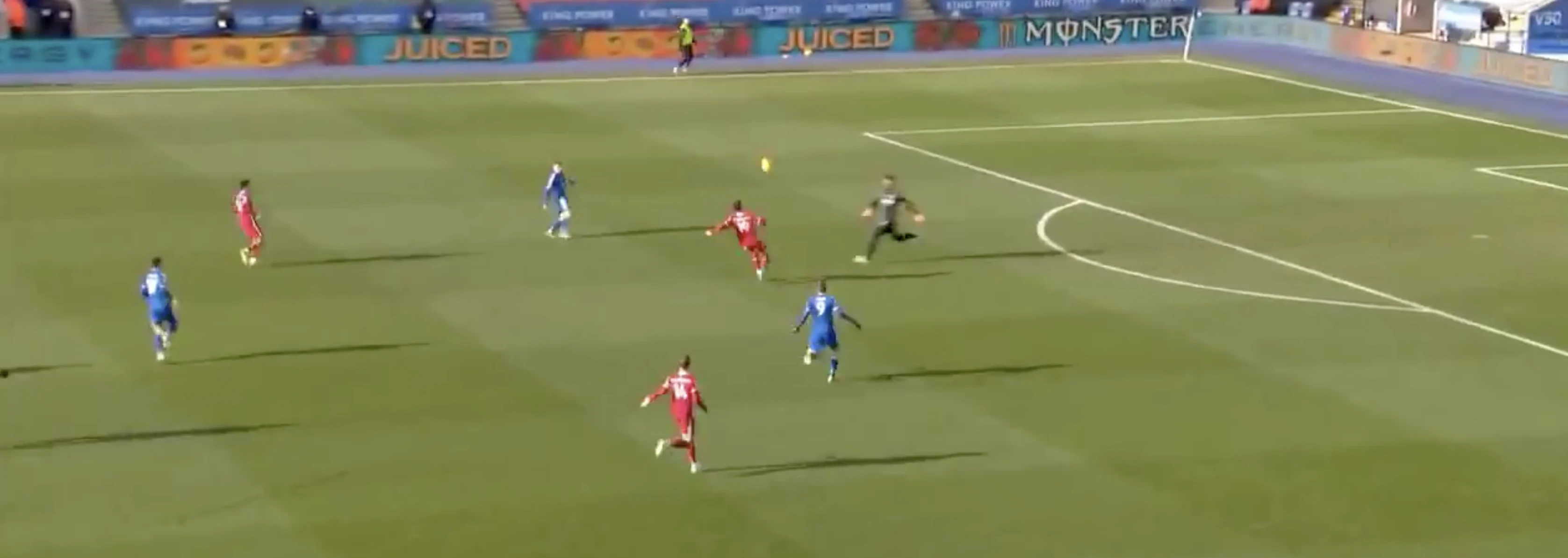 Vardy zet Leicester op voorsprong na gruwelijke blunder Becker