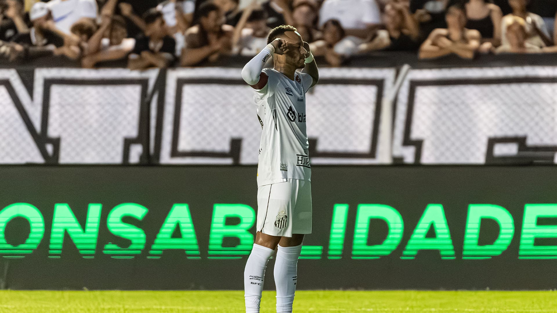 Video: Neymar draait corner in één keer het doel in en draagt doelpunt op aan Memphis