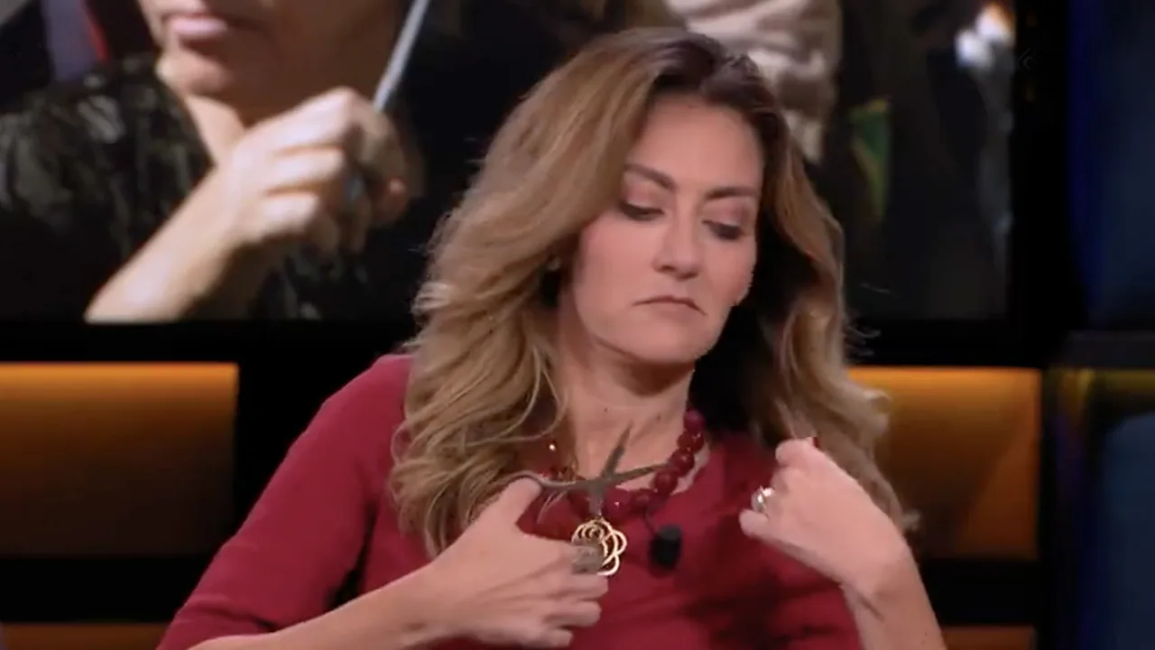 Video: minister Yesilgöz knipt live in uitzending Op1 haarlok af