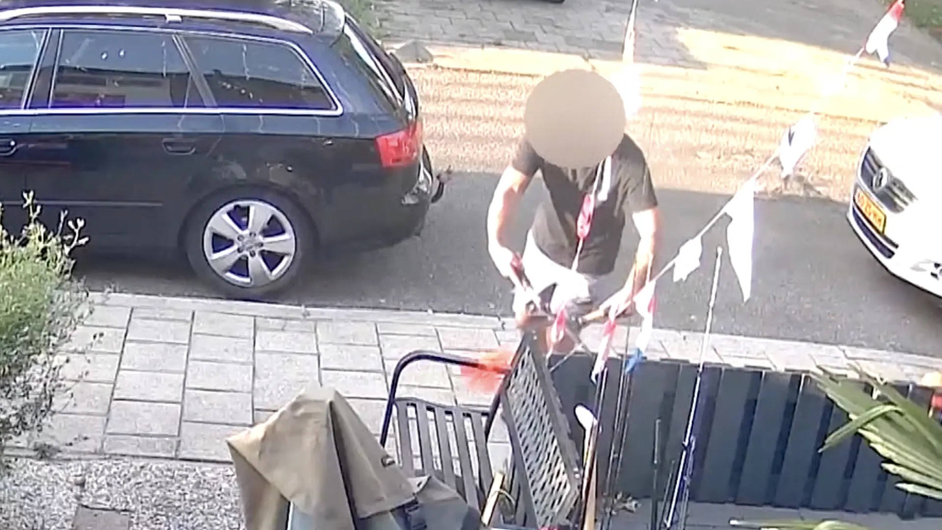 Video: Man knipt vlaggetjes door met heggenschaar na uitschakeling Oranje op WK