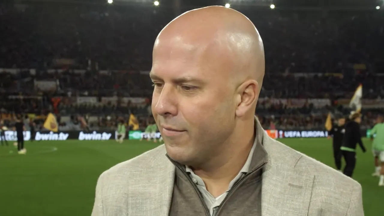 Arne Slot verklaart in gesprek met Noa Vahle keuze voor Nieuwkoop als rechtsbuiten tegen AS Roma