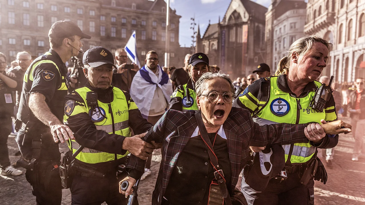 Herdenking 7 oktober op de Dam verstoord door Pro-Palestijnse demonstranten