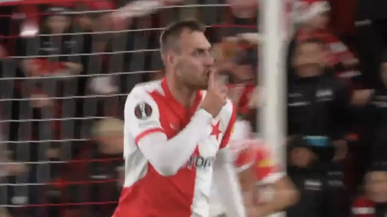 Videogoal: Slavia Praag komt via een kopbal op gelijke hoogte met Ajax