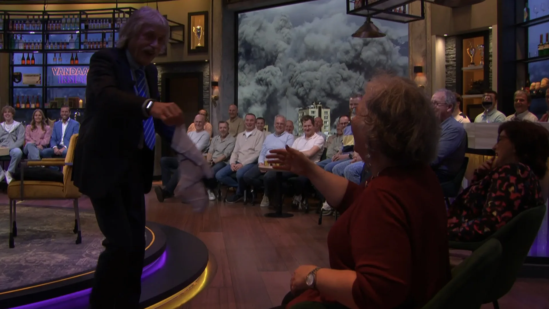 Johan Derksen staat plots op bij Vandaag Inside om vrouw in publiek te helpen
