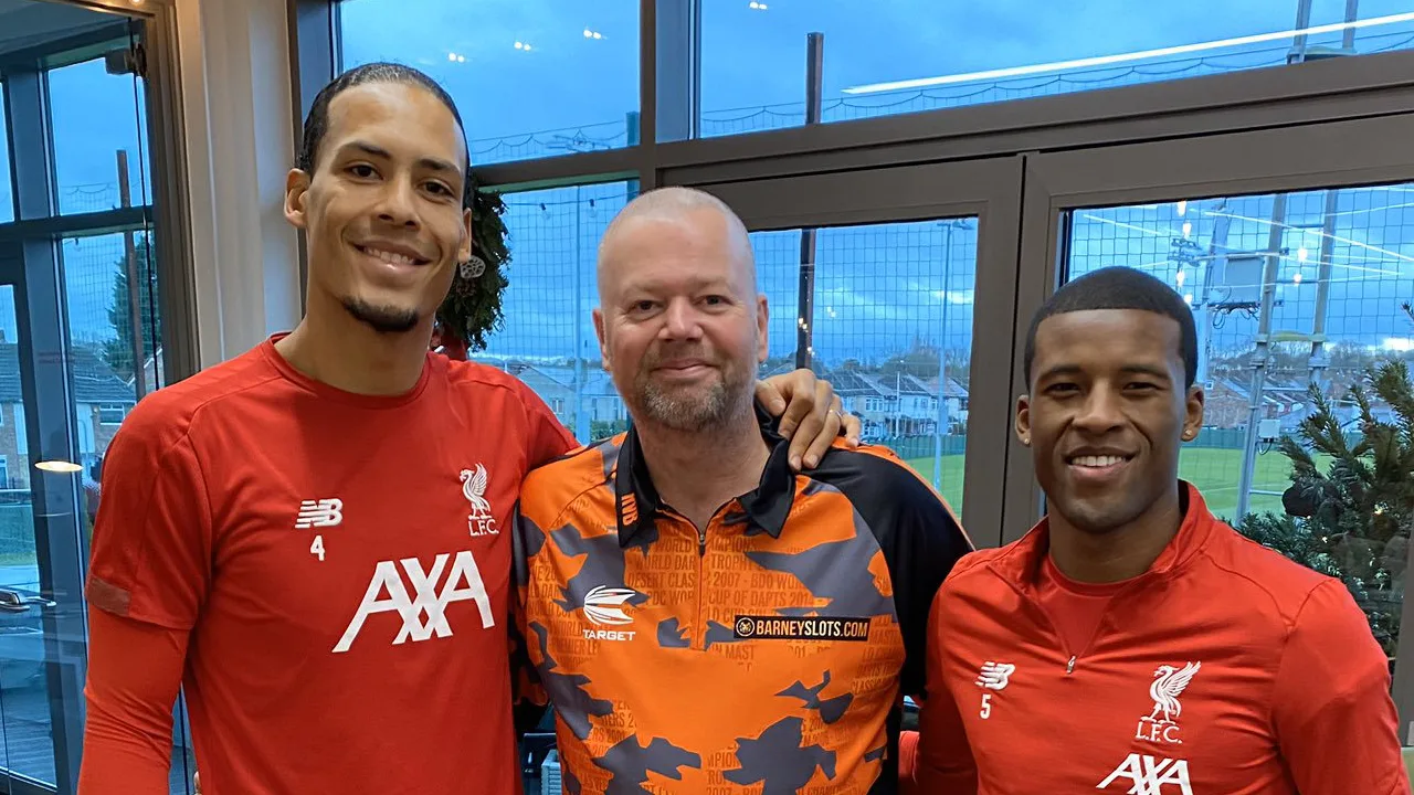 Barney speelt darts met Van Dijk en Wijnaldum bij Liverpool