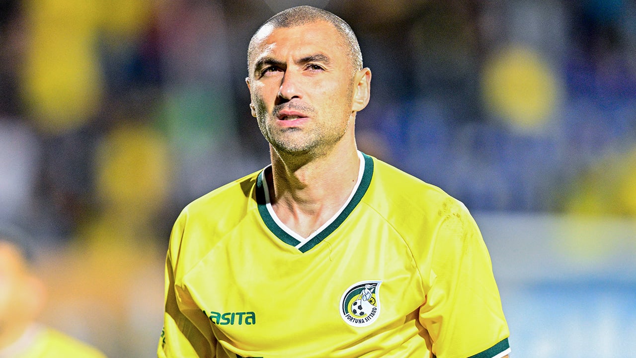 Burak Yilmaz slaat terug na kritiek: 'Ik ben geen trainer, geen tiran'