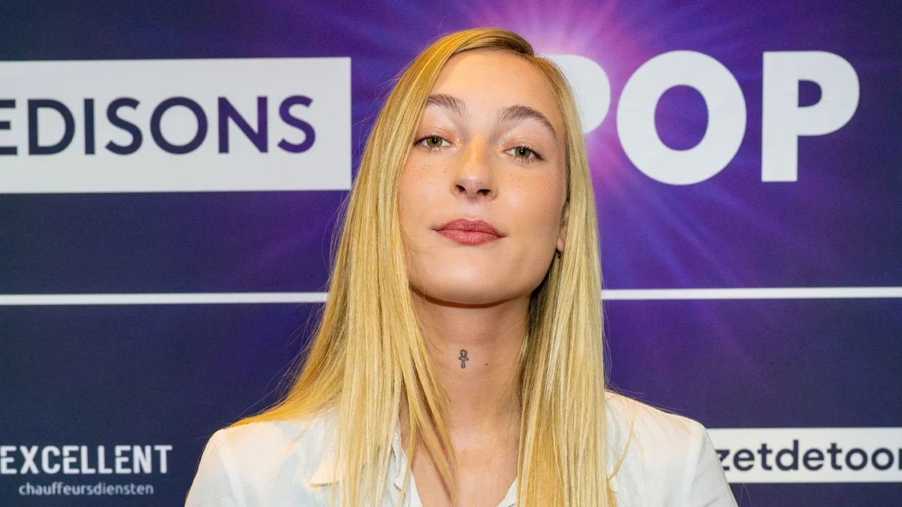 'Tweelingbroer zangeres S10 zwaargewond na val van flat in Amsterdam'