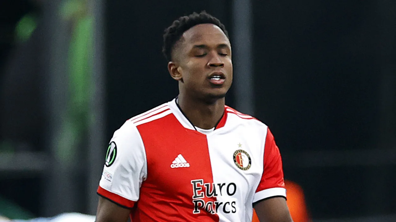 Feyenoord verspeelt diep in blessuretijd zege op Slavia Praag