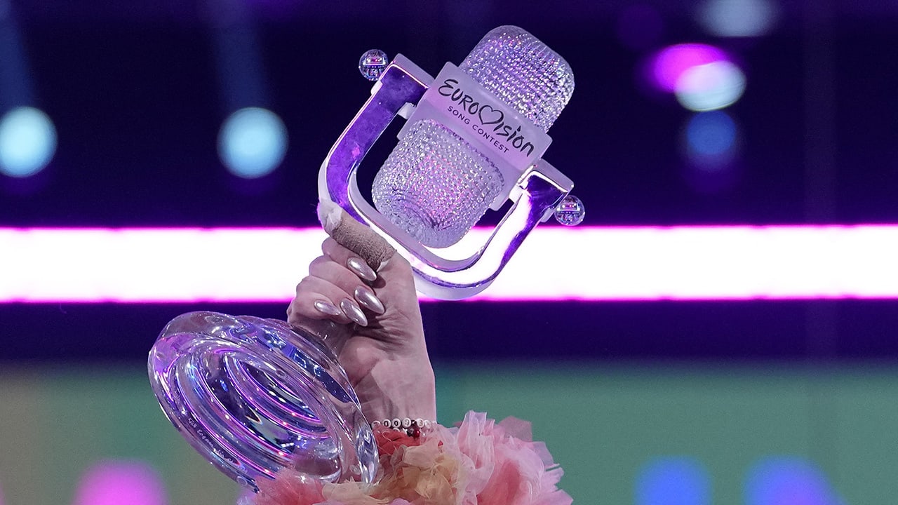 Songfestivalwinnaar stuurt trofee retour wegens deelname Israël: ‘Er is iets grondig mis!’