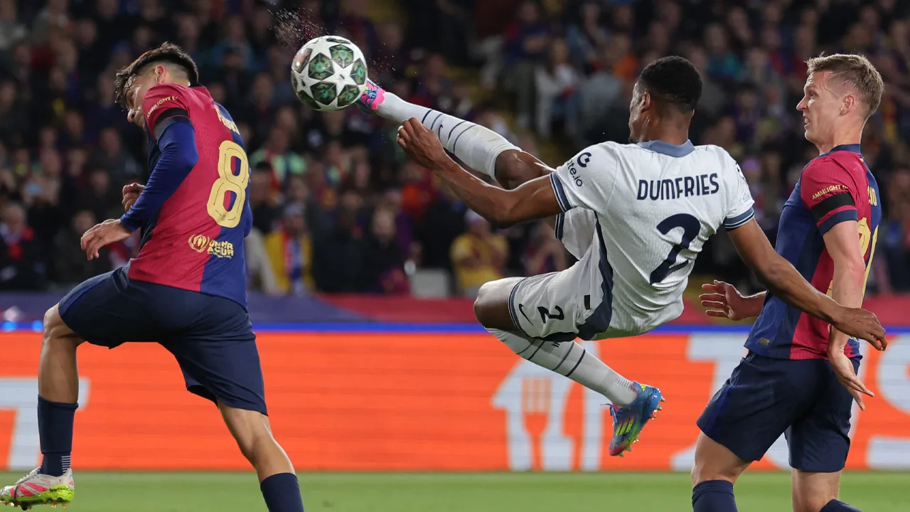 In beeld: de weergaloze wedstrijd van Denzel Dumfries tegen FC Barcelona