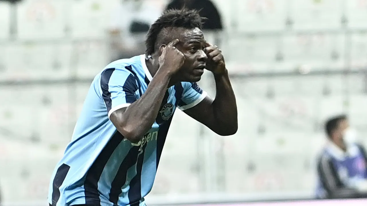 VIDEO: Balotelli viert doelpunt iets té uitbundig: onthoofdt teamgenoot bijna