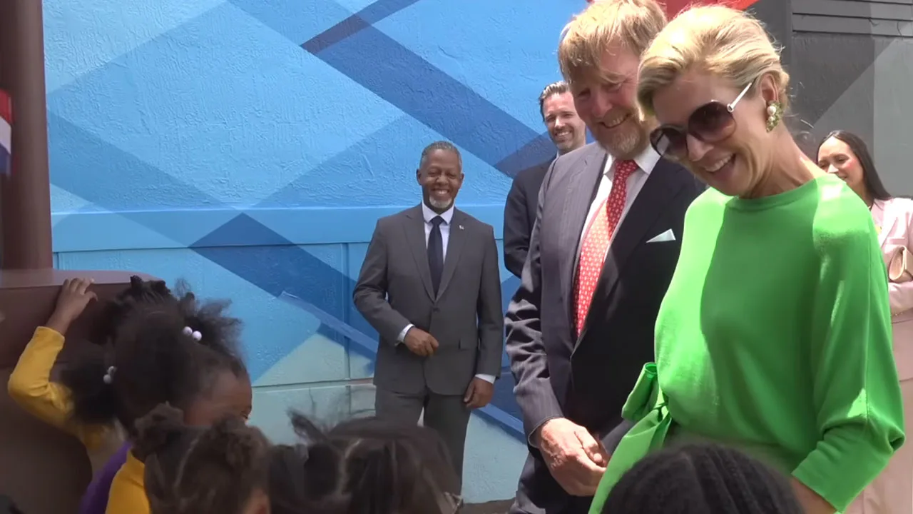 Lieve beelden: Koningin Máxima zingt Bruno Mars-hit met schoolkinderen in Miami