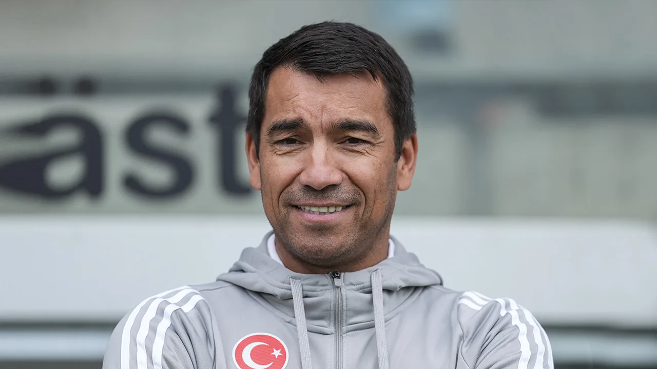 Besiktas wint ruim van Galatasaray: Giovanni van Bronckhorst heeft eerste prijs binnen