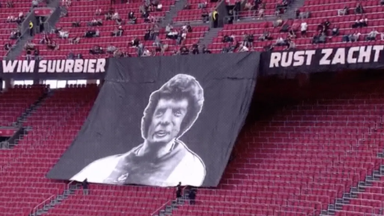 Mooi eerbetoon aan overleden Wim Suurbier in Johan Cruijff Arena