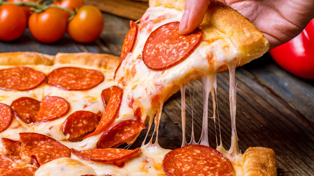 Vriendinnen ontdekken kakkerlak in pizza bij restaurant in Amsterdam