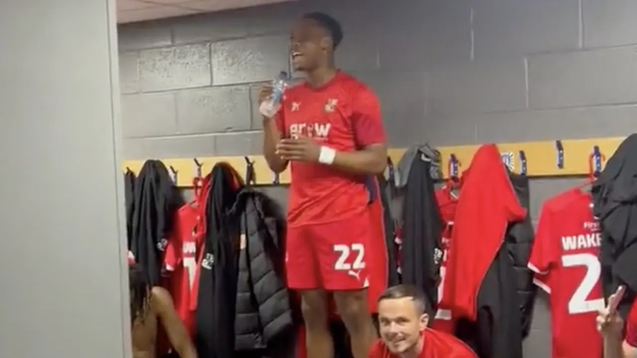 Swindon Town-aankoop zingt John Legend tijdens ontgroening en krijgt kleedkamer volledig stil